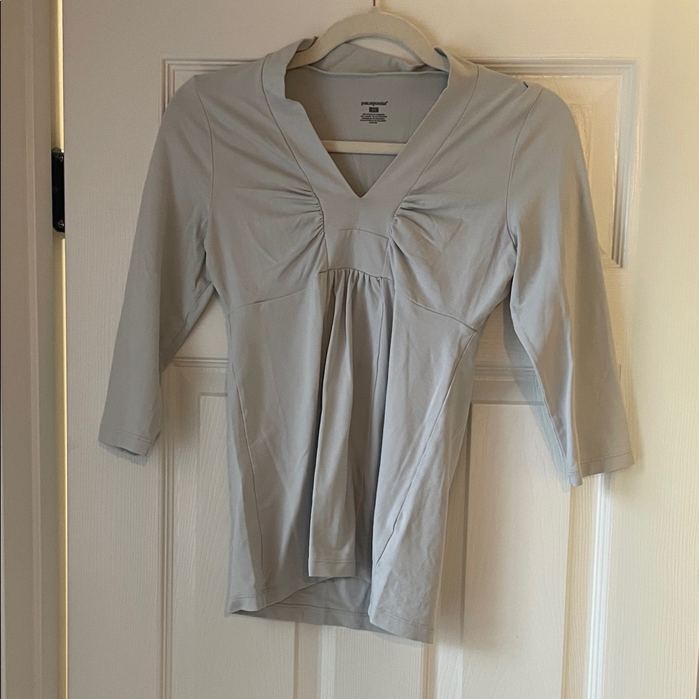 Patagonia Light Gray V-Neck 3/4 Sleeve Top